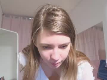 girl
        ellaxsunrise cam image #55419