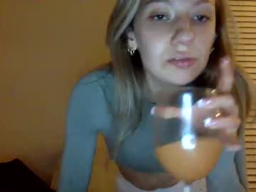 girl
        taytaywest cam image #151728