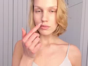 girl
        noreenelletson cam image #142999