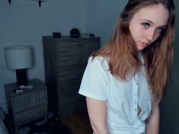 girl
        caressing_glance cam image #147658