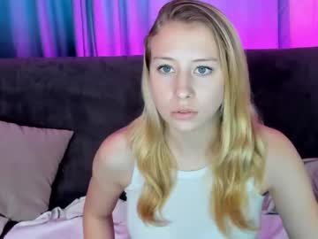 girl
        emily_tayl0r cam image #24737