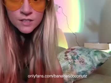 girl
        bananascoconutz cam image #86203