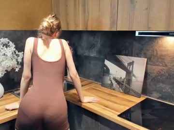 girl
        shelleyfitt cam image #218090