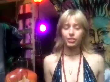 girl
        ellispierce cam image #73979