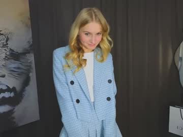 girl
        emilyhewell cam image #213536