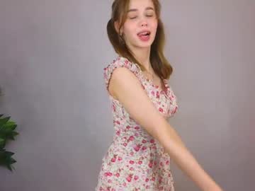 girl
        mialullaby cam image #218750
